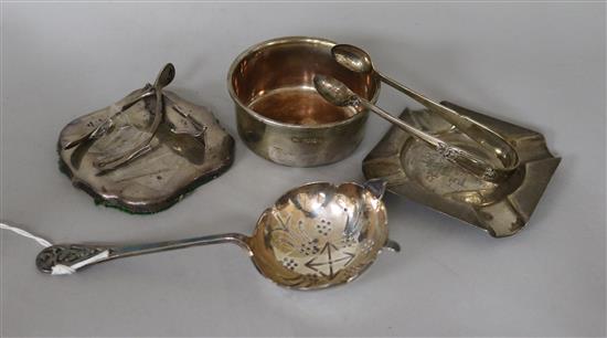 Assorted small silver items including tea strainer on stand